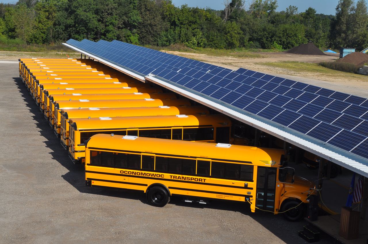 Батареи электробуса. Транспорт на солнечных батареях. Автобус на солнечных батареях. Автобус с солнечными панелями. Остановка с солнечной батареей.